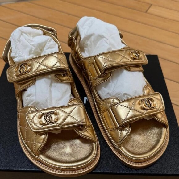 CHANEL - Picture 1 of 3